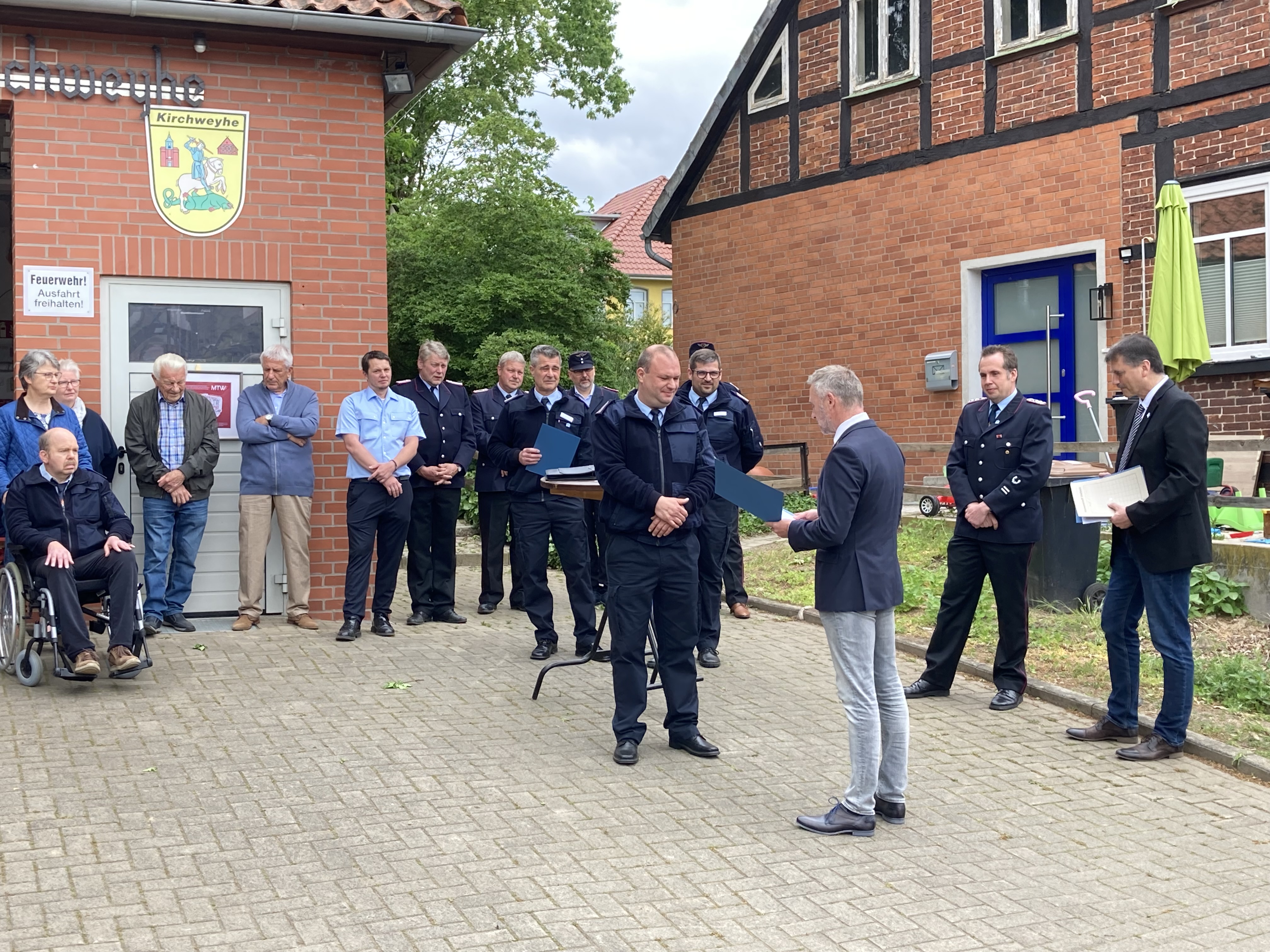 André Meiritz wird von Bürgermeister Jürgen Markwardt zum neuen Ortsbrandmeister ernannt.